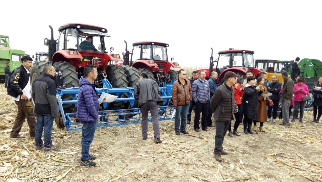 人生就是搏国三大型拖沓机在黑龙江省深松深耕现场演示会上大放异彩